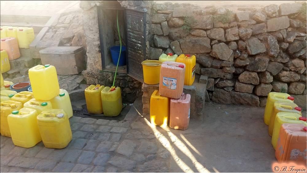 Fianarantsoa. Un point d'eau Pas d'eau courante dans les maisons